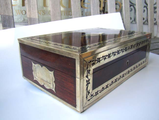 A magnificent early 19th century English brass mounted rosewood travelling dressing box circa 1810-1830. — image 4